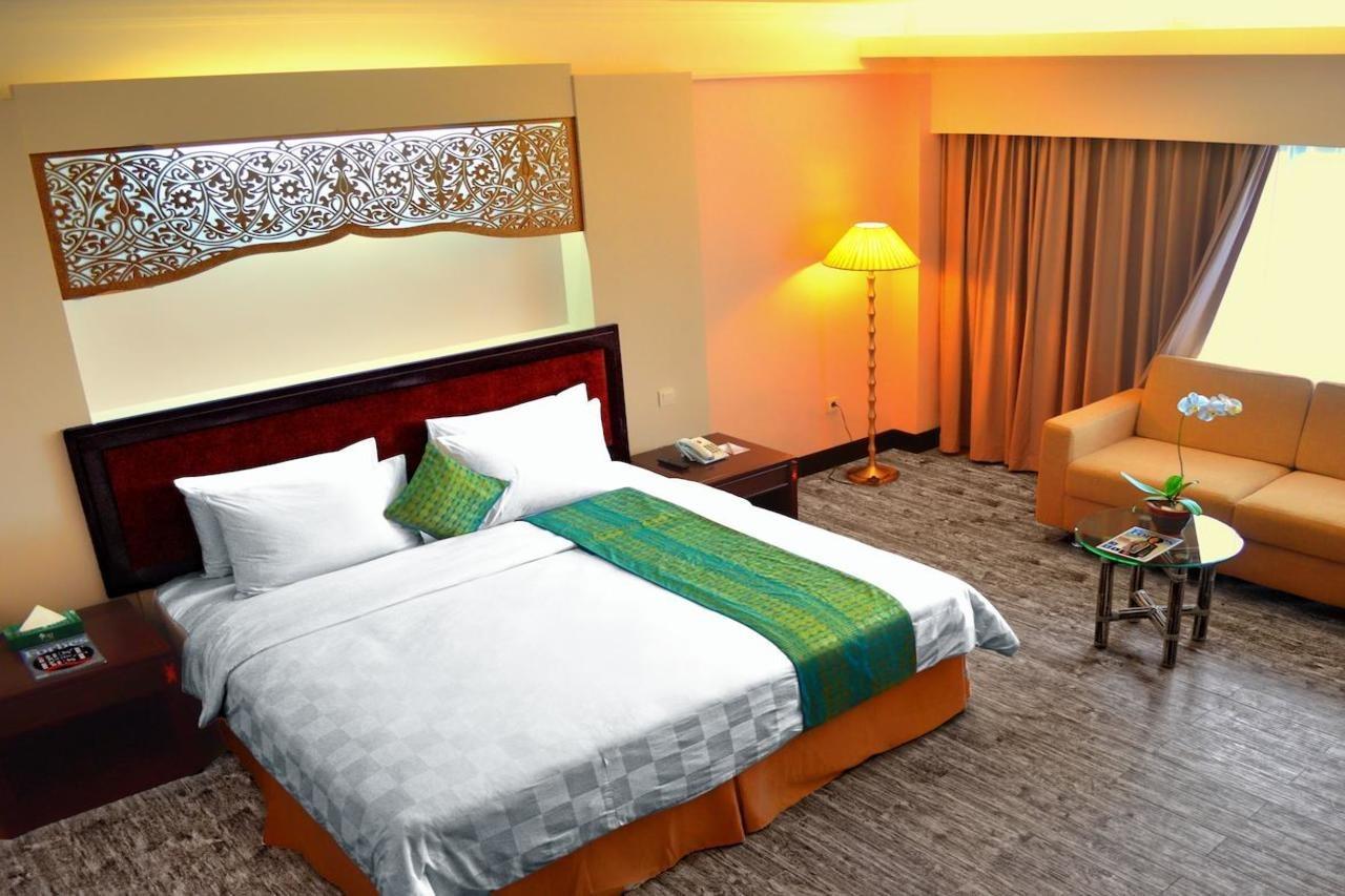 Kyriad Bumiminang Hotel Padang  Buitenkant foto