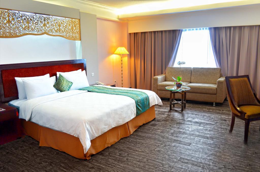 Kyriad Bumiminang Hotel Padang  Buitenkant foto