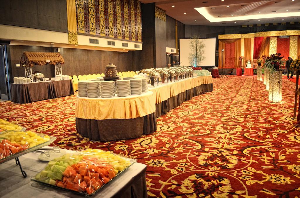 Kyriad Bumiminang Hotel Padang  Buitenkant foto
